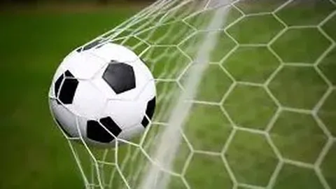 卡迪·B分手后剪短发亮相，格子衬衫造型吸睛