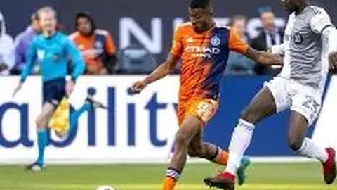 “安菲尔德温情瞬间：扎卡赛前深情致敬，为若塔献上鼓舞之花圈，携手共战！”