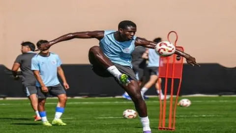 “冯珊珊登顶时刻：绿茵之外，青春少女的成长足迹”